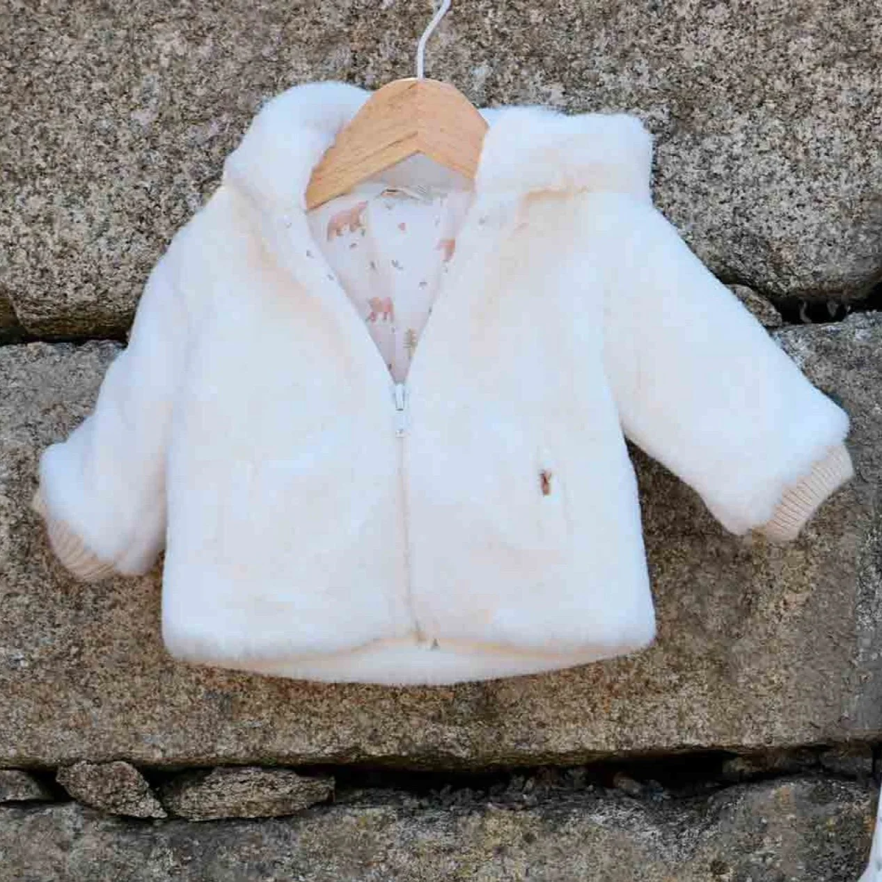 Cappottino Bianco in pelliccia con fodera interna fantasia - immagine 3