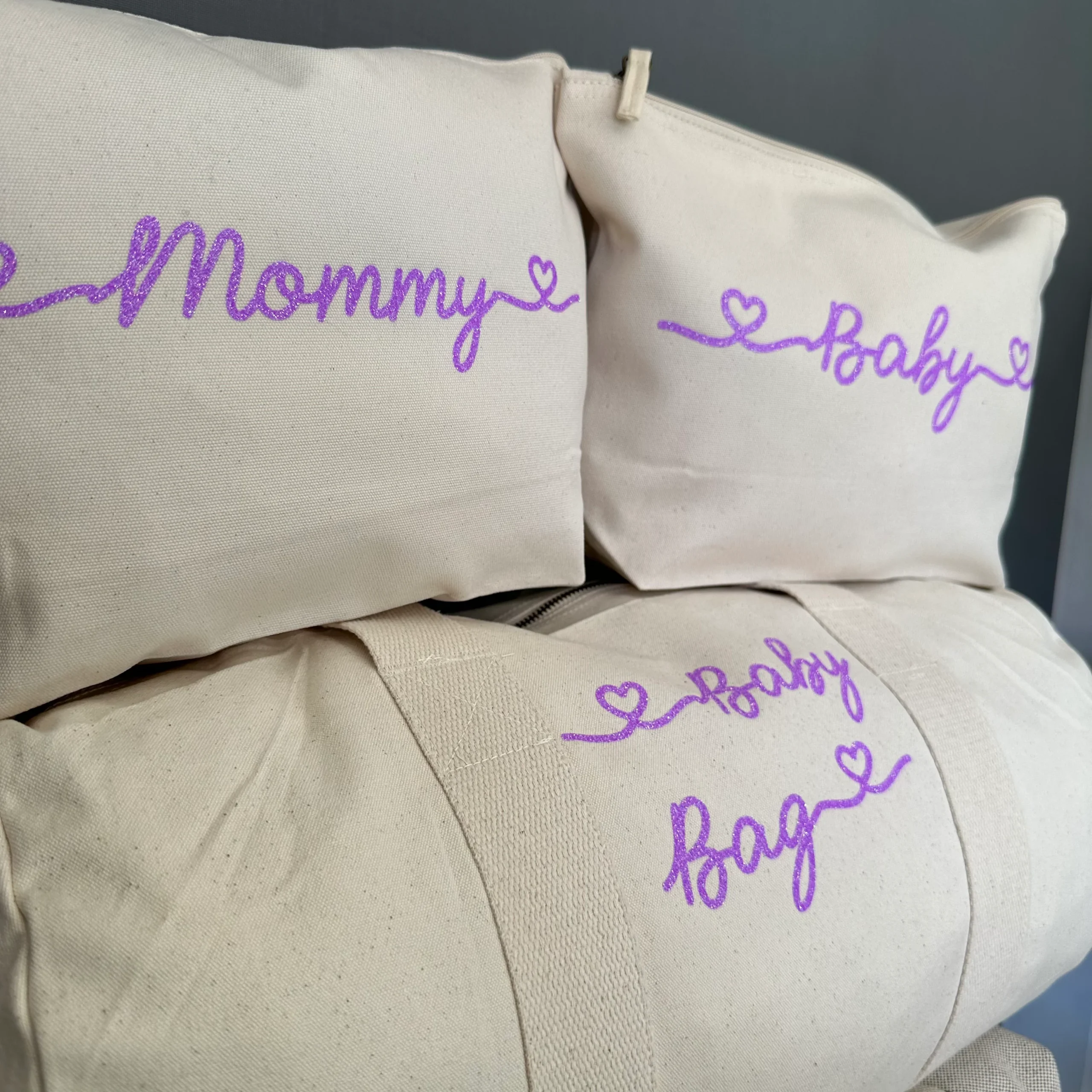 Borsone mamma, 1 borsone baby e 2 Pochette con cuoricini Lavanda Glitter - immagine 3