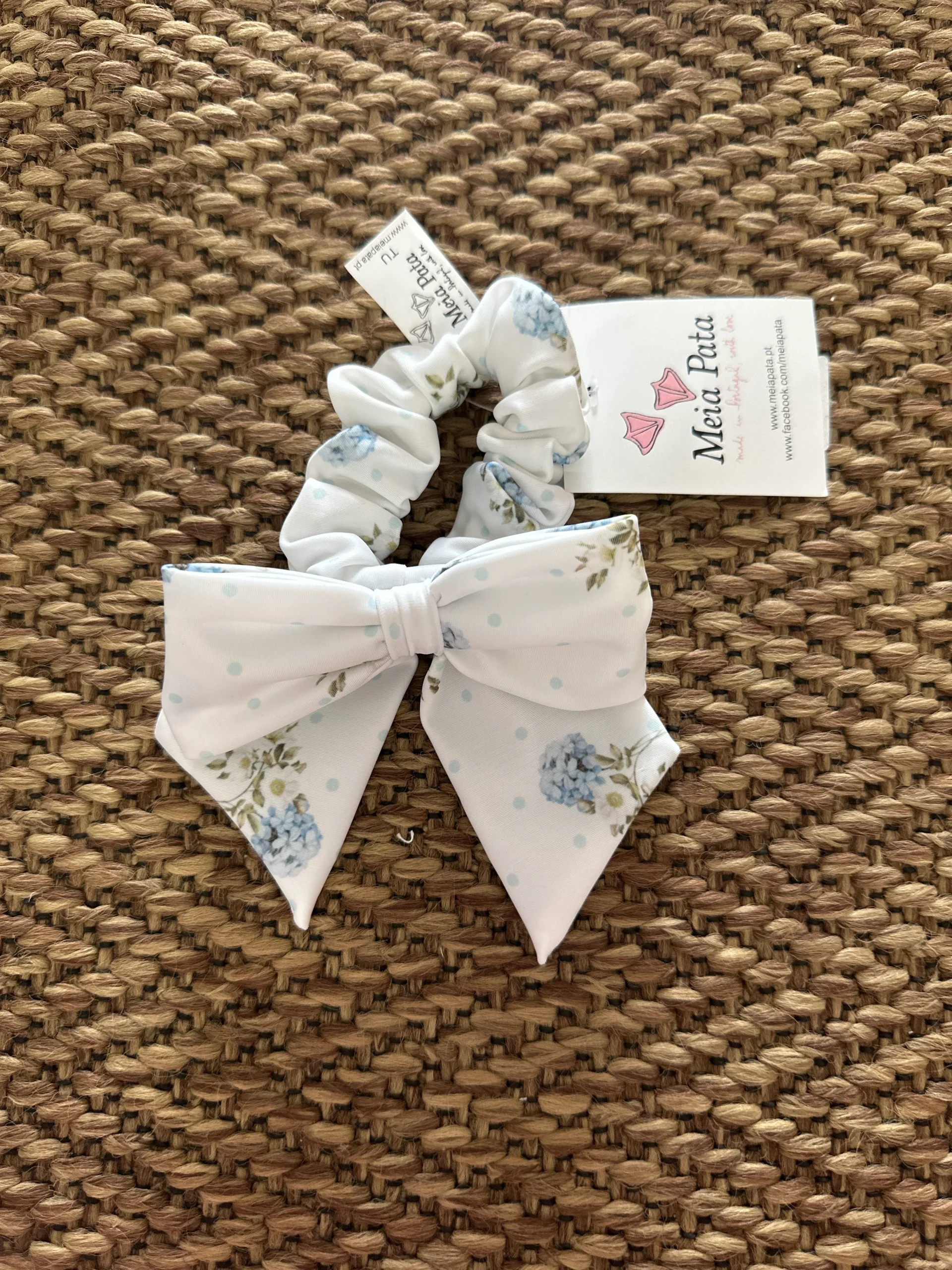 Scrunchie con fiocco per capelli in poliestere fiori azzurri - immagine 2