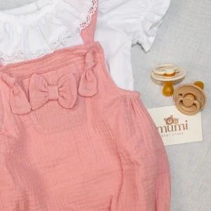 Salopette in mussola di cotone e camicetta ricamata