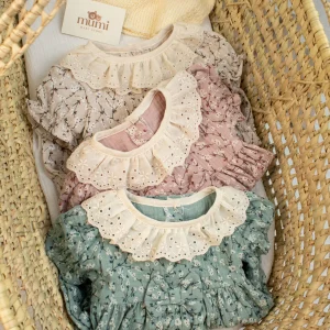 Pagliaccetto in mussola con colletto ricamato