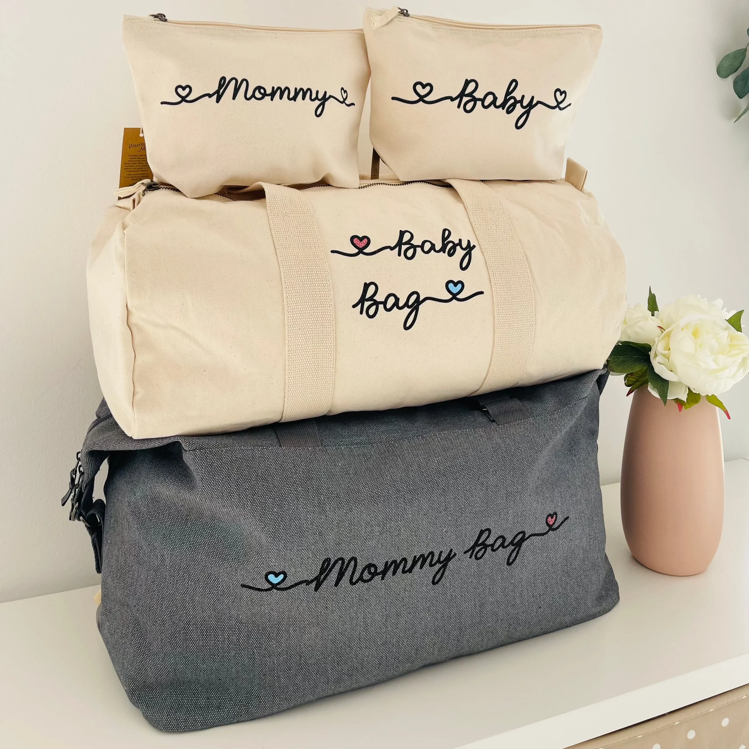Borsone Mamma grigio , 1 borsone Baby e 2 Pochette con cuoricini Rosa/Azzurro - immagine 5