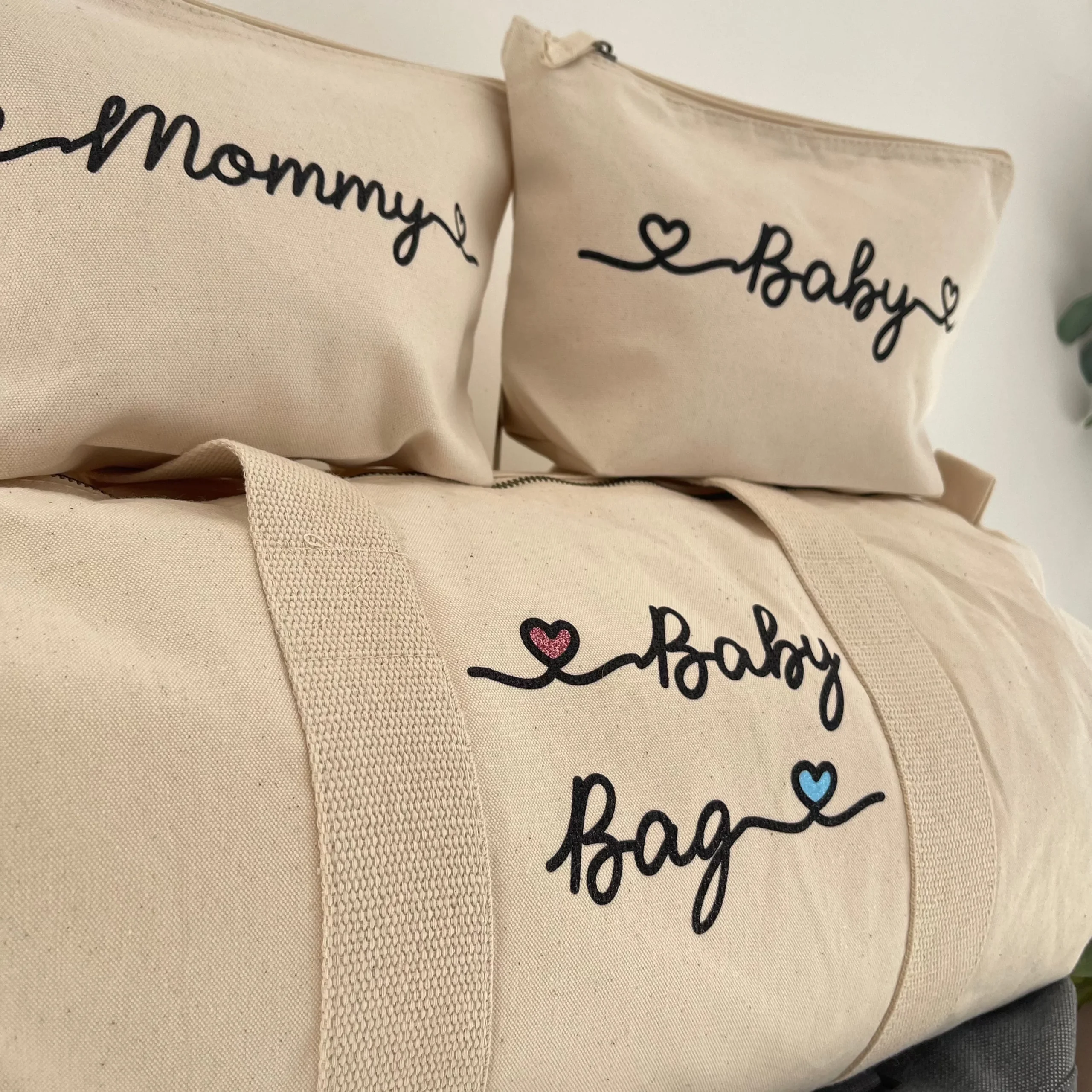 Borsone Mamma grigio , 1 borsone Baby e 2 Pochette con cuoricini Rosa/Azzurro - immagine 3