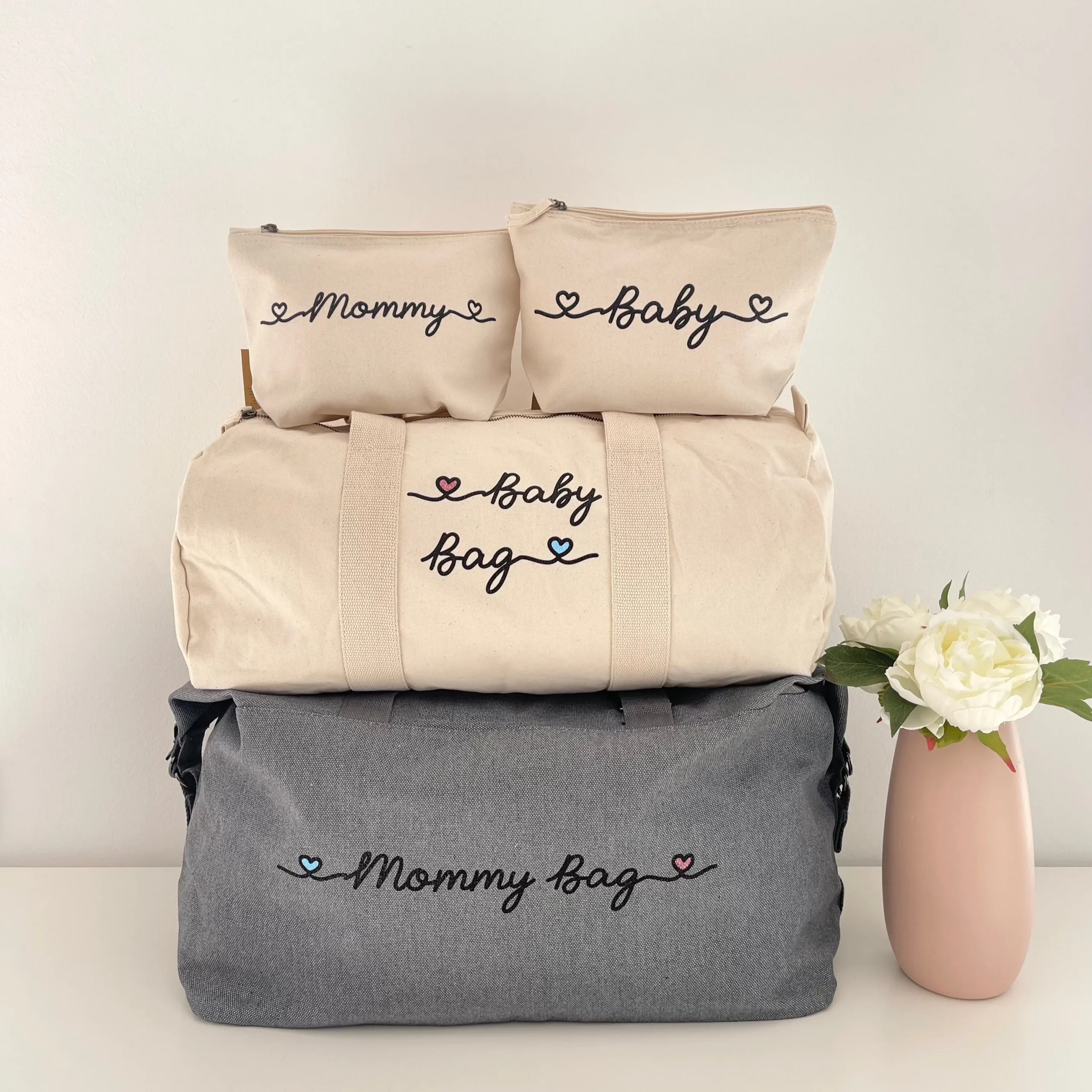 Borsone Mamma grigio , 1 borsone Baby e 2 Pochette con cuoricini Rosa/Azzurro - immagine 2