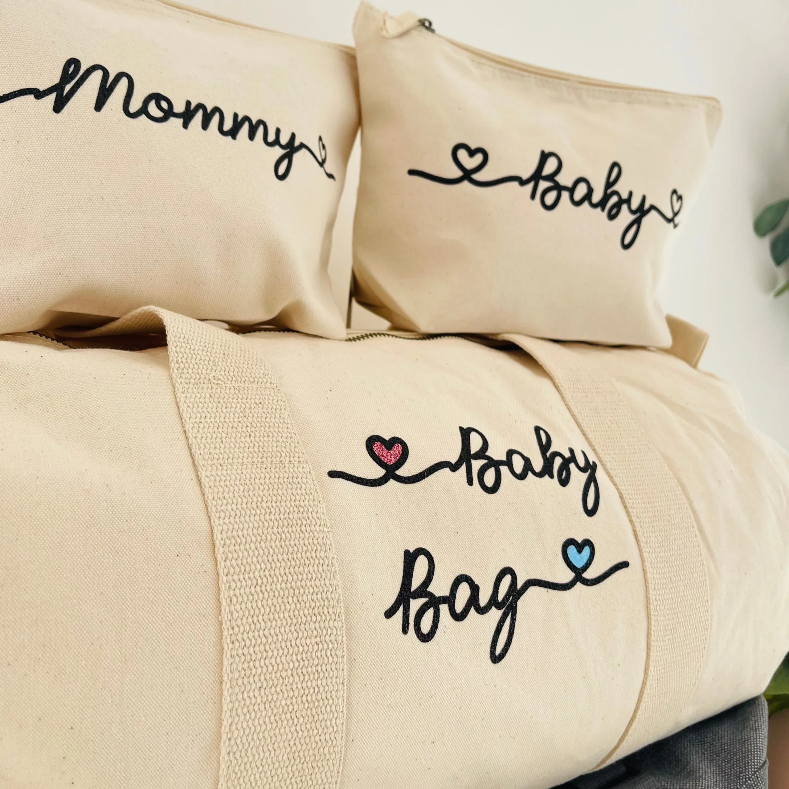 Borsone Mamma grigio , 1 borsone Baby e 2 Pochette con cuoricini Rosa/Azzurro - immagine 6