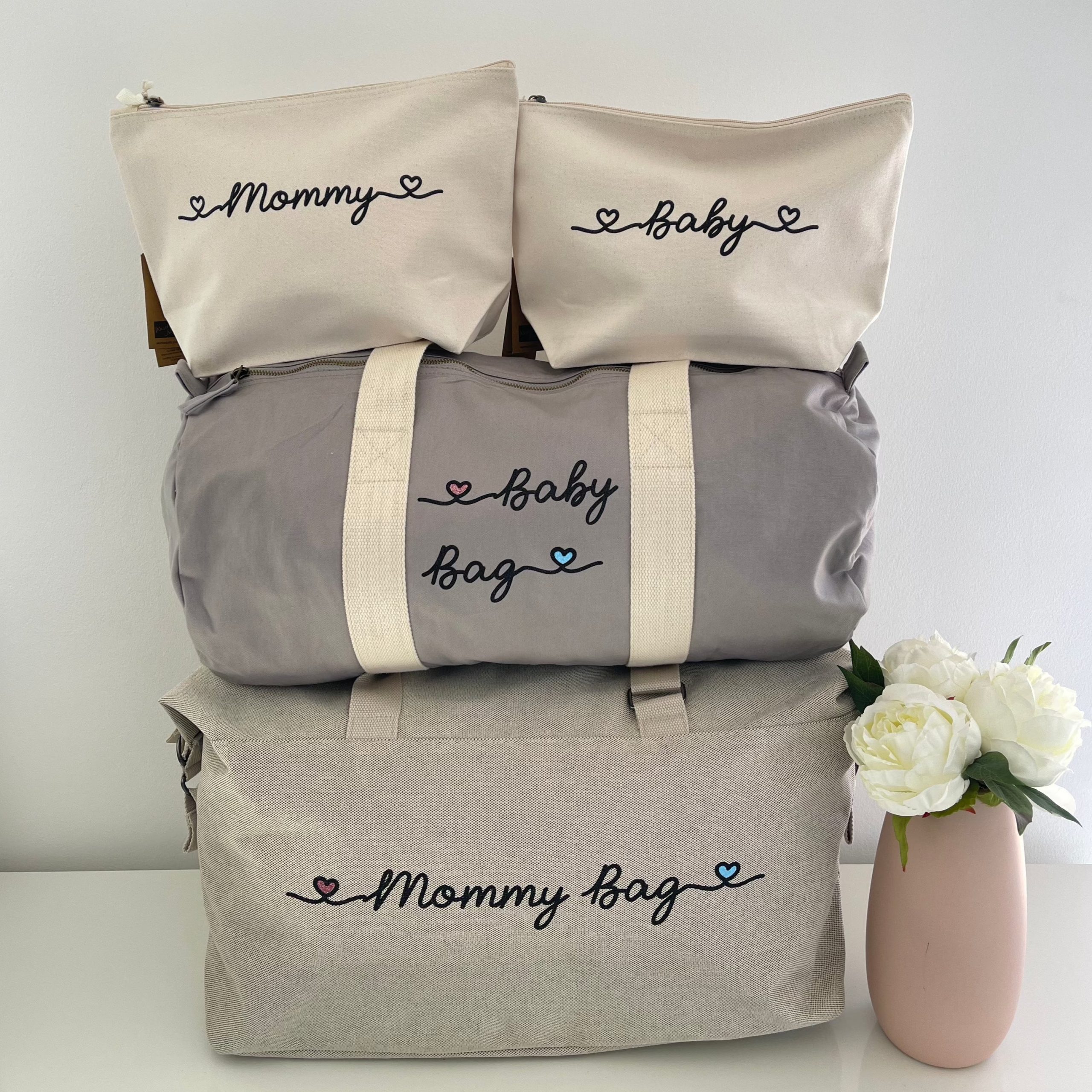 Borsone Mamma, 1 borsone Baby Grey e 2 Pochette con cuoricini Rosa/Azzurro - immagine 2