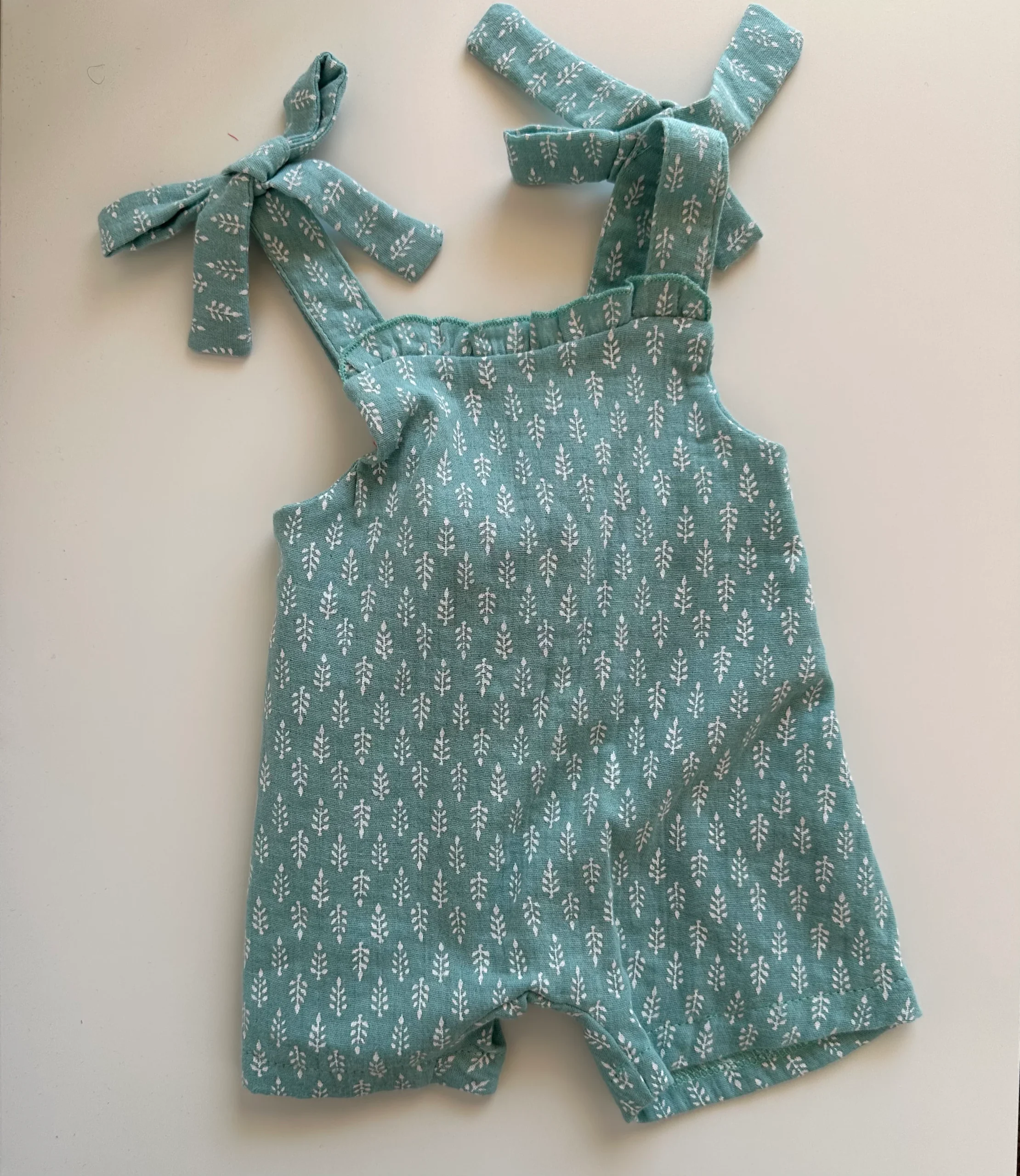 Salopette in cotone bimba Verde con fiocchi - immagine 4