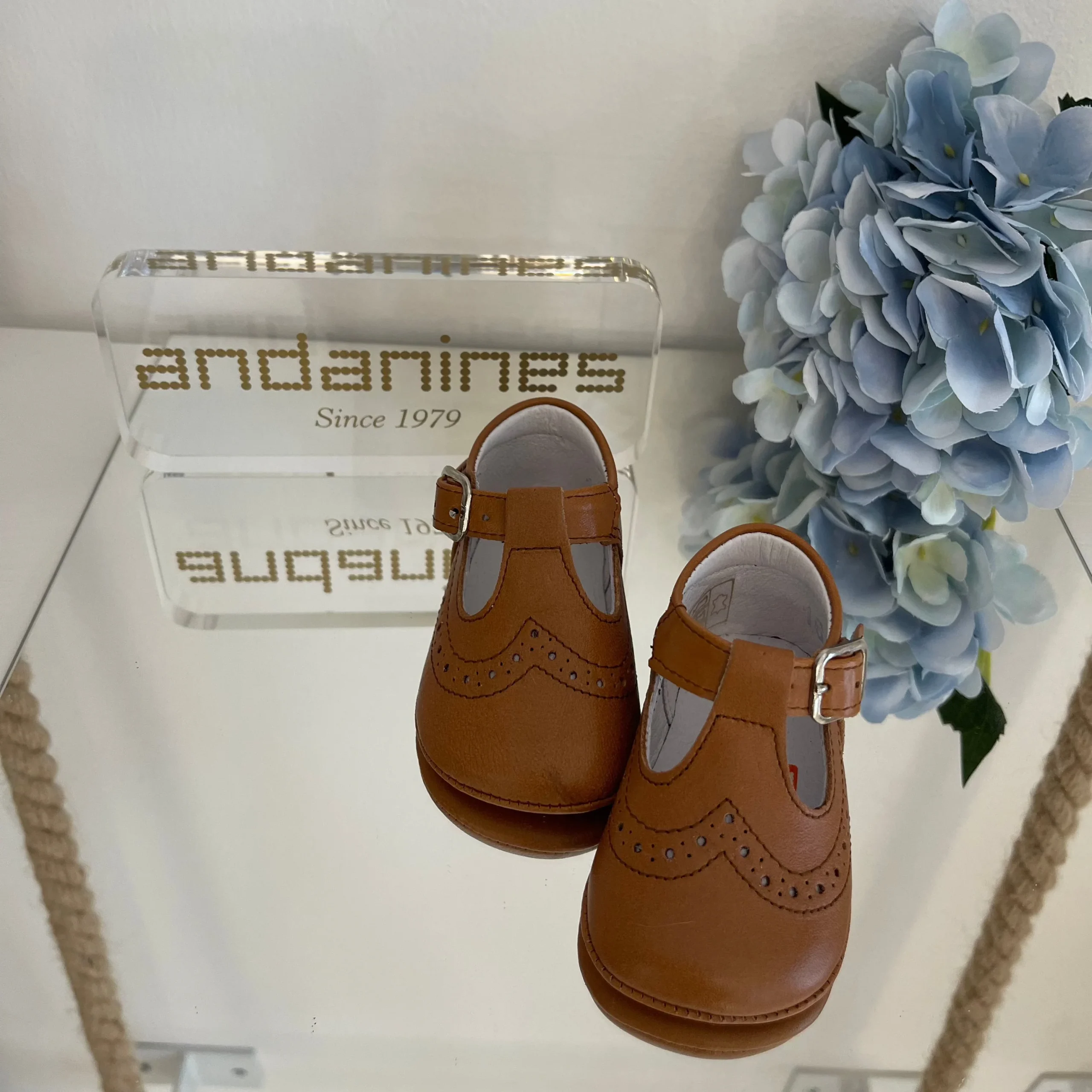 Scarpine morbide da culla Color cuoio con cinturino - immagine 4