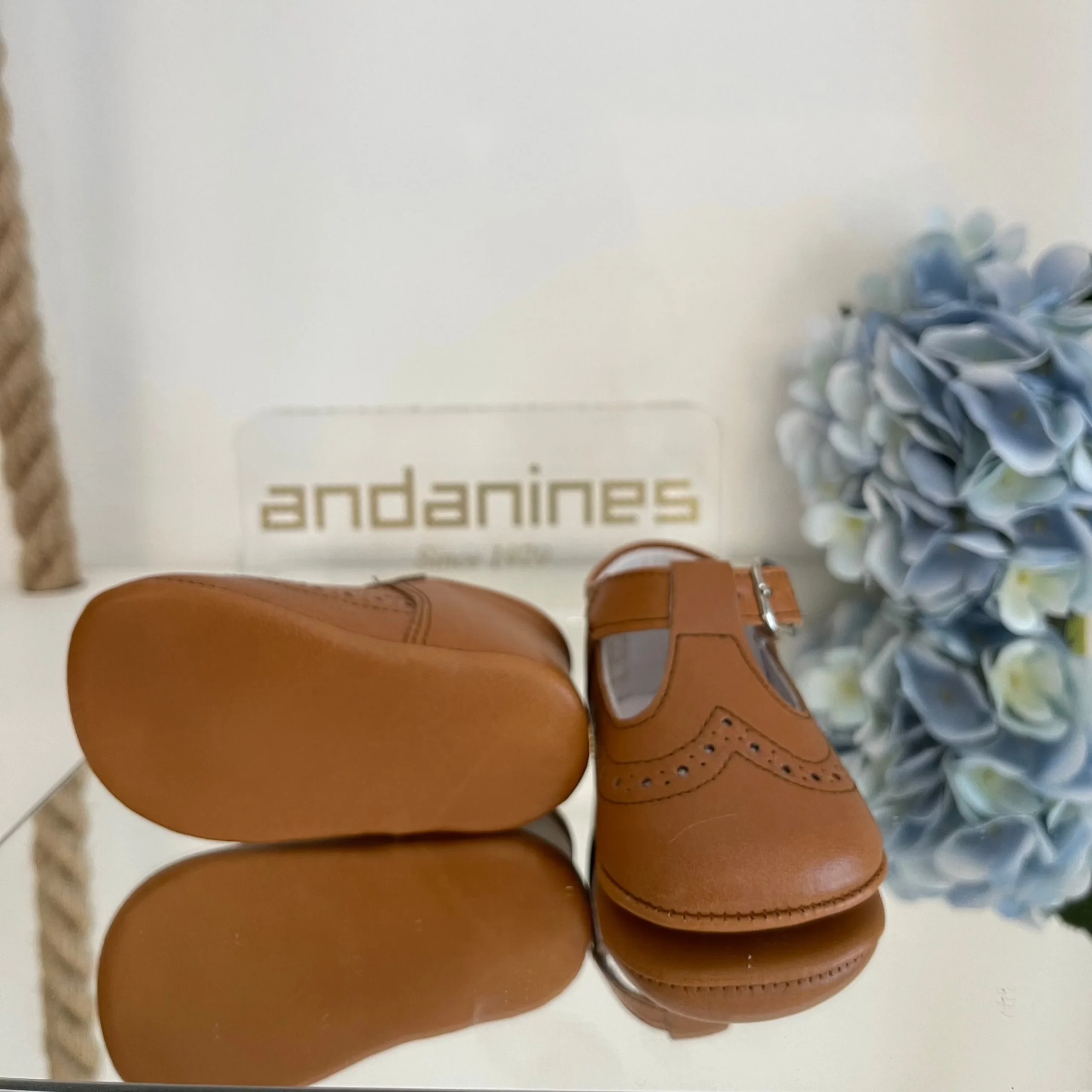 Scarpine morbide da culla Color cuoio con cinturino - immagine 5