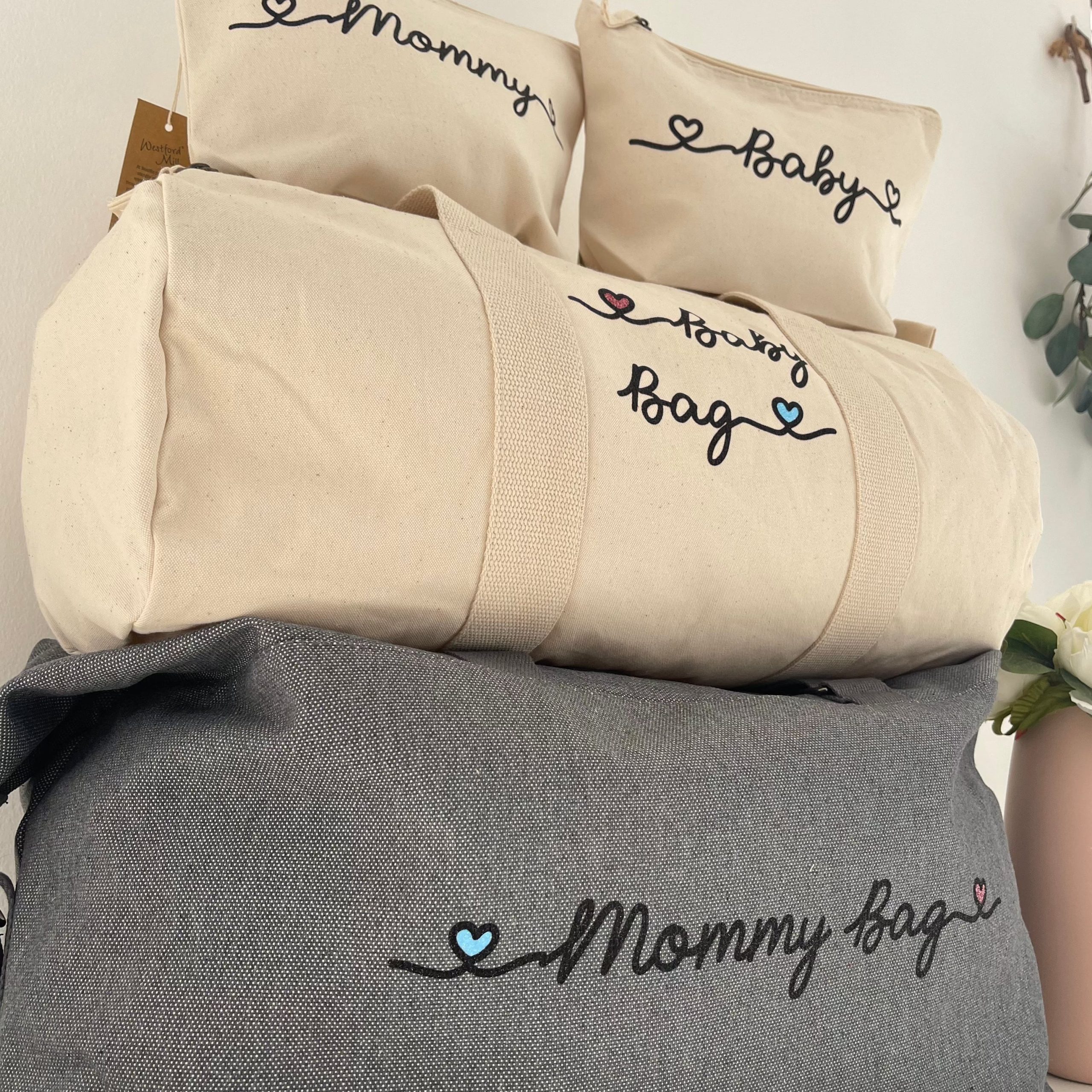 Borsone Mamma grigio , 1 borsone Baby e 2 Pochette con cuoricini Rosa/Azzurro - immagine 4